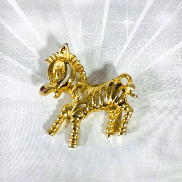 Vintage Sarah Coventry Zebra Brooch Gold-tone Pin Signed - Picture 1 of 5